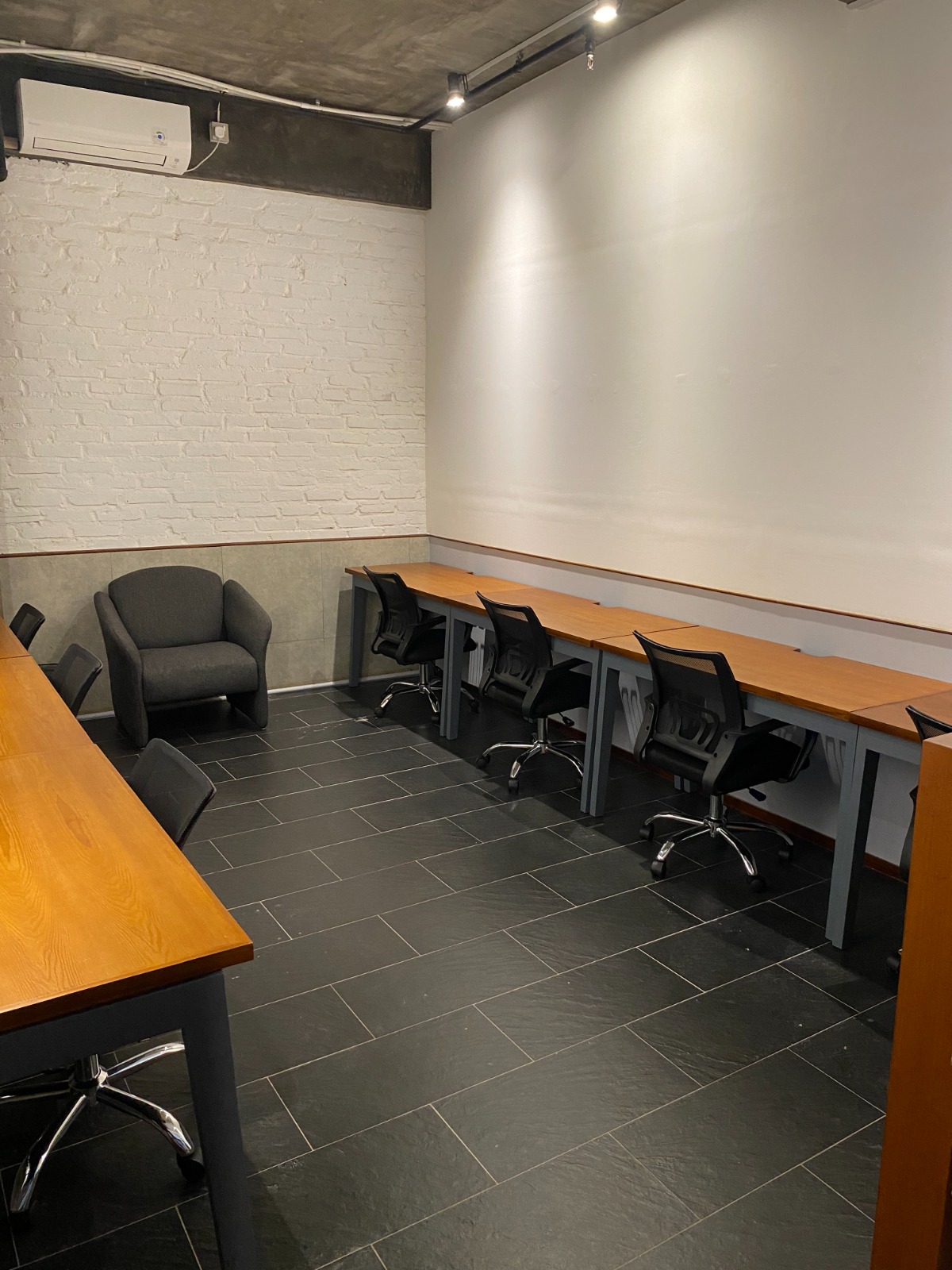 Location-Driven Title  Strategic Office Spaces in Prime Renon – Modern Coworking Desks & Private Offices Available
