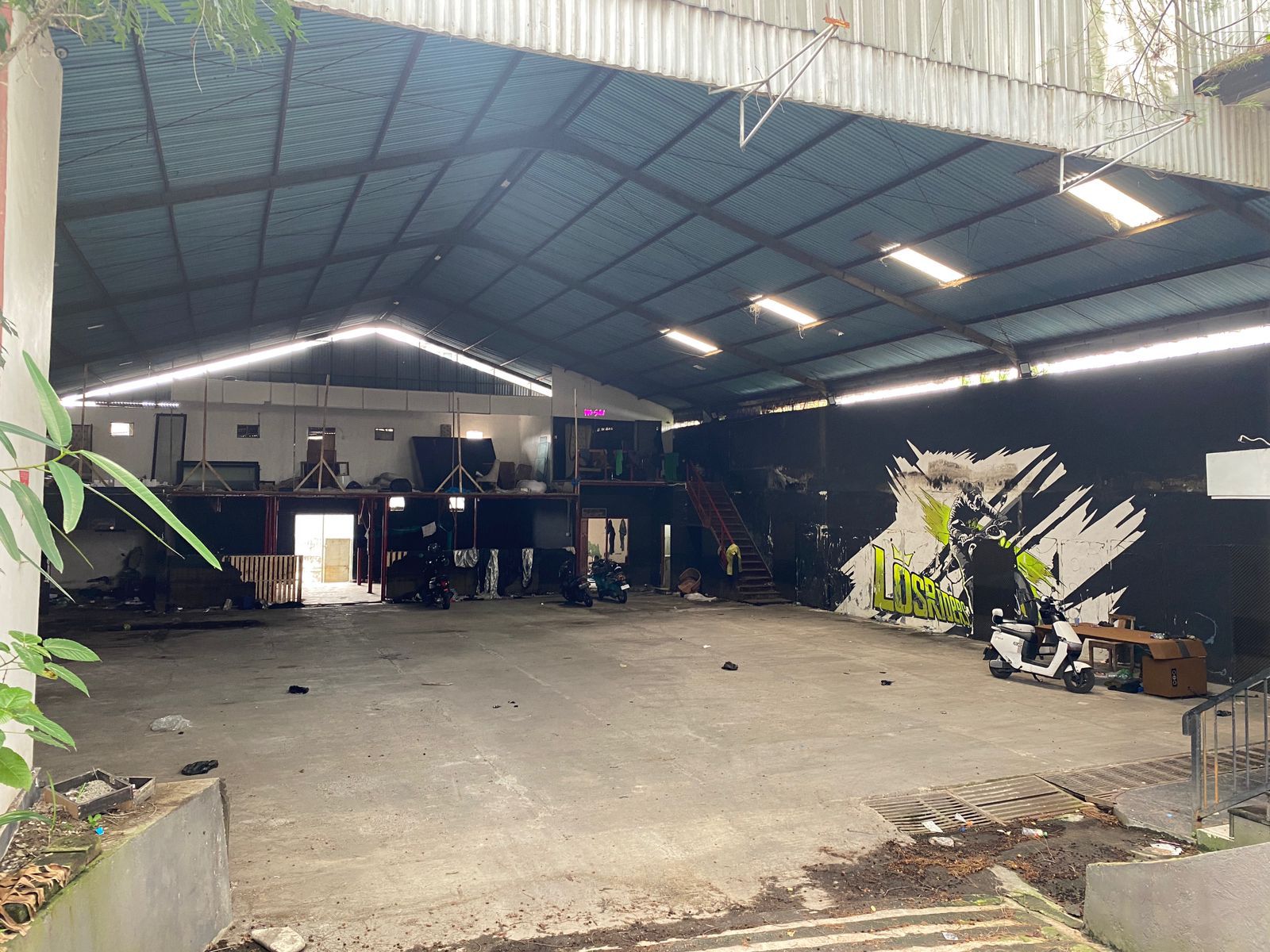 Strategic Warehouse for Rent on Main Road Mahendradata – Ideal for Logistics & Distribution