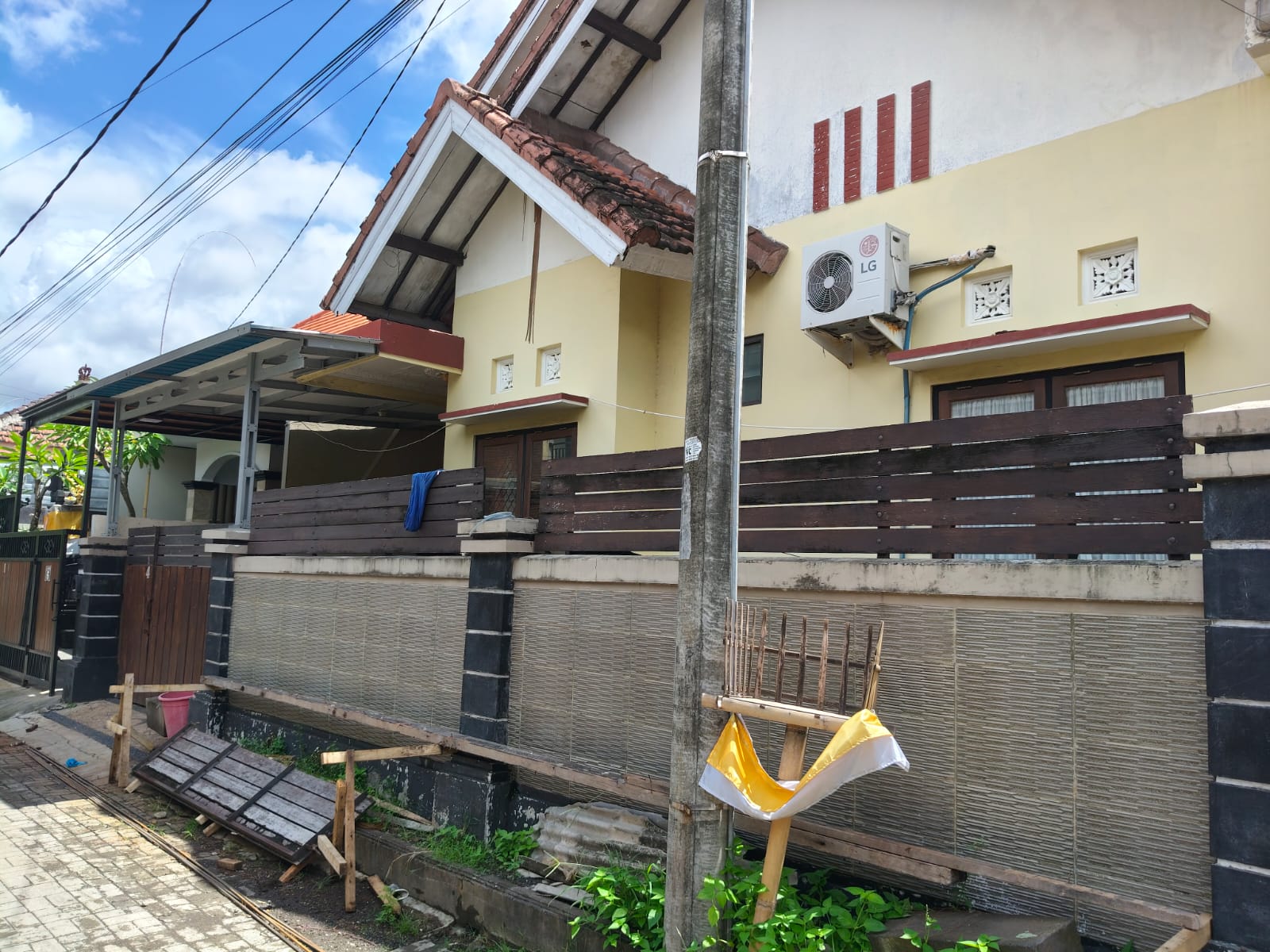 LAND FOR SALE WITH BONUS 1-STOREY HOUSE – PRIME AREA TUKAD PETANU, SOUTH DENPASAR