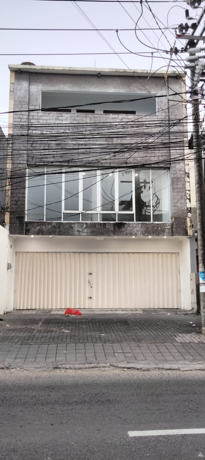 STRATEGIC 3-STOREY SHOPHOUSE IN WEST DENPASAR