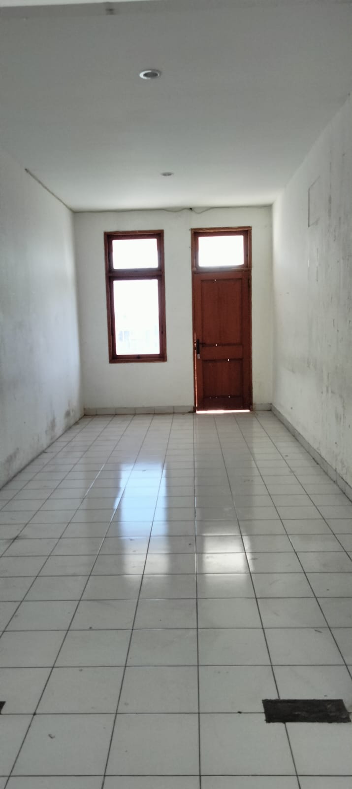 3-Storey Shophouse in a Prime Location – Business Potential